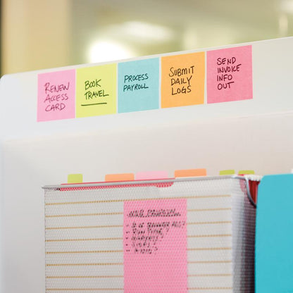 Uma série de cubos de notas adesivas coloridas da 3M Post-it®, cores ultra, 76x76 mm, lista tarefas como "renovar cartão de acesso" e "enviar informações de faturamento" em uma folha divisória. Abaixo estão pastas visíveis com abas de índice. Um pacote contém 450 folhas certificadas pelo PEFC por bloco.