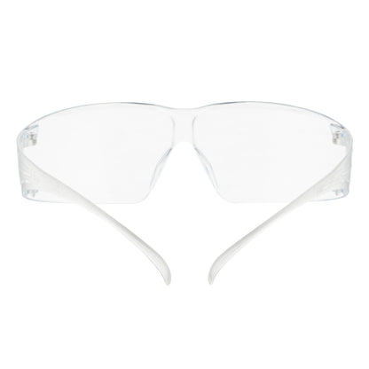 Die 3M™ SecureFit™ Schutzbrille 200 der 3M Deutschland GmbH ist von vorne zu sehen, mit klarem Kunststoffrahmen und transparenten Gläsern und Bügeln vor weißem Hintergrund.