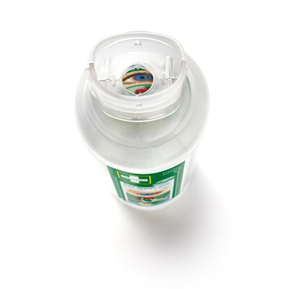 Close-up de uma garrafa de Cederroth Lavagem Ocular 2 x 500 ml (pack de 2) da Orkla Wound Care AB de cima, com tampa flip-top transparente e etiqueta verde e branca que indica o uso em acidentes oculares. Parte da etiqueta é visível através da abertura da tampa.