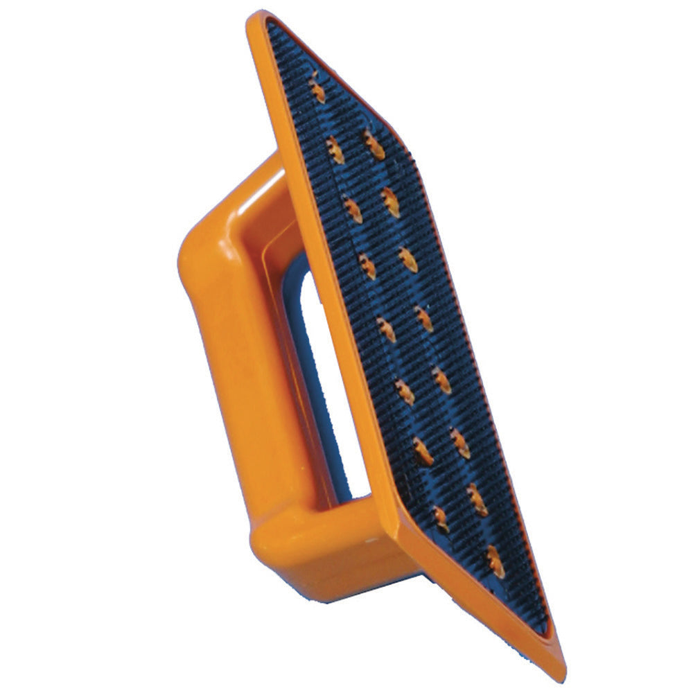 O dispositivo de limpeza de bordas com alça da Diversey Deutschland GmbH & Co. OHG é uma ferramenta manual retangular com uma superfície abrasiva preta e estriada, ideal para lixar ou alisar superfícies com precisão. Embalagem: 1 unidade.