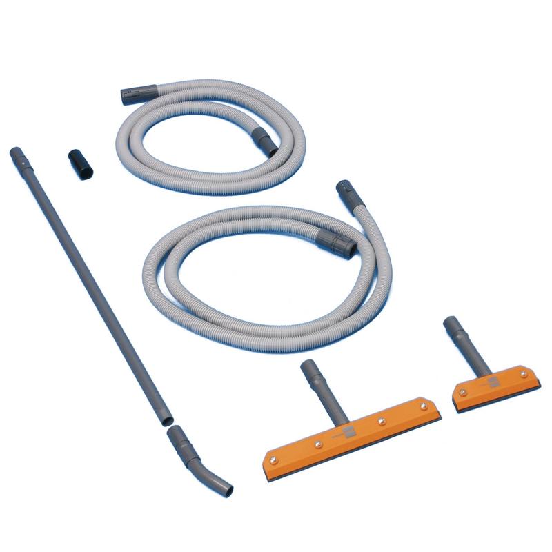 Das TASKI vertica Set von Diversey Deutschland GmbH & Co. OHG, ein Reinigungsset für vertikale Glasoberflächen, enthält zwei graue Schläuche, Metallrohre, eine schwarze Düse und drei Bodenaufsätze - ideal für streifenfreie Ergebnisse.