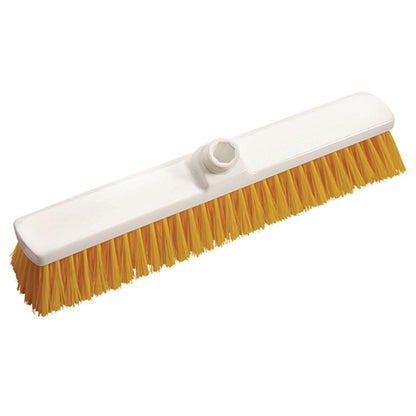 A vassoura de pátio 400x60x50 mm, média dura da Diversey Deutschland GmbH & Co. OHG possui cerdas amarelas densamente compactadas e um furo roscado para fixação do cabo – perfeito para limpeza ao ar livre, retratado em um fundo branco simples.