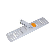 O suporte de mop TASKI Multi Mop (50 cm) da Diversey Deutschland GmbH & Co. OHG é uma cabeça de mop de plástico com centro dobrável e botão laranja para fixação de cabo e almofada - ideal para a limpeza de pisos. Embalagem: 1 peça.