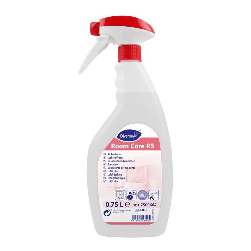 Uma garrafa de spray de plástico branca de 750 ml com a inscrição "Room Care R5, Desodorizante de Sala" da Diversey Deutschland GmbH & Co. OHG oferece neutralização de odores, com rótulo multilingue e SKU na base.