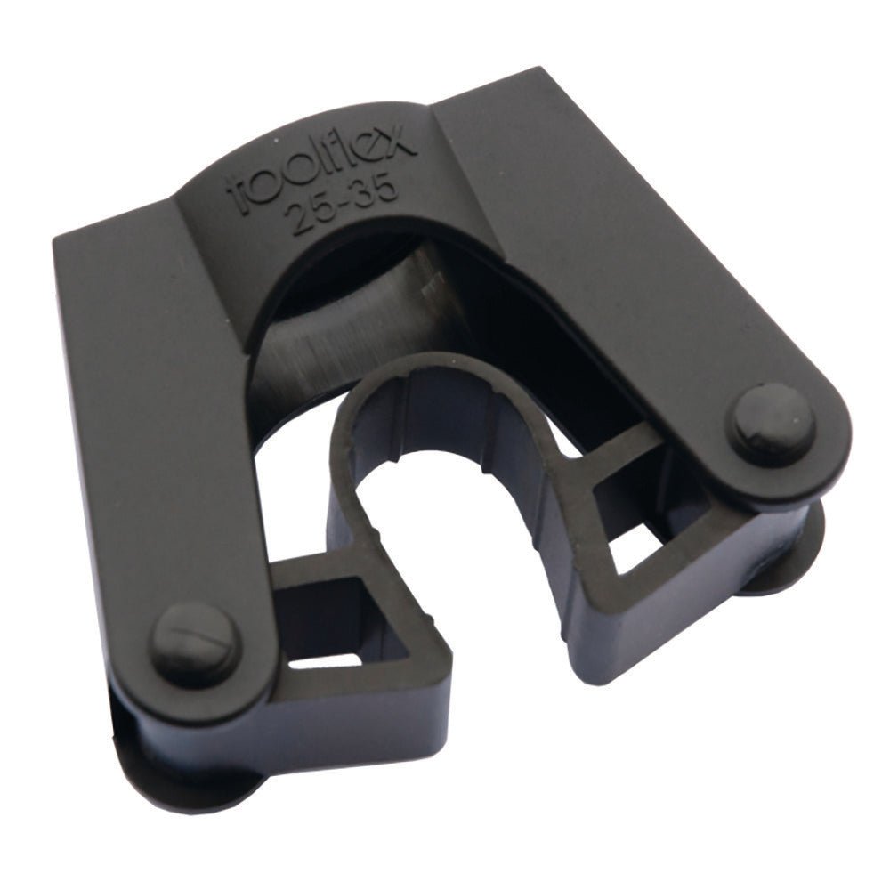 Um clipe de tubo de plástico preto, suporte de ferramentas TASKI Toolflex da Diversey Deutschland GmbH & Co. OHG, com uma ranhura central curva que mantém cabos cilíndricos ou ferramentas de limpeza firmemente no lugar.