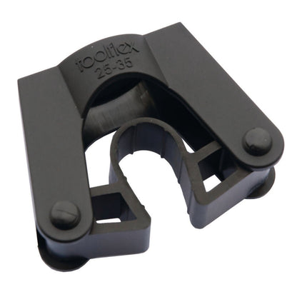 Um clipe de tubo de plástico preto, suporte de ferramentas TASKI Toolflex da Diversey Deutschland GmbH & Co. OHG, com uma ranhura central curva que mantém cabos cilíndricos ou ferramentas de limpeza firmemente no lugar.