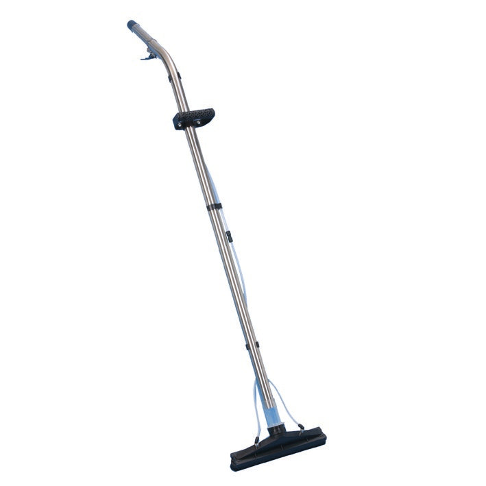 O conjunto de acessórios TASKI para pavimentos duros da Diversey Deutschland GmbH & Co. OHG contém uma mangueira de pulverização de 3,5 m de comprimento, uma vara de 3 partes e um bocal para a limpeza de pavimentos duros; ilustrado em fundo branco.