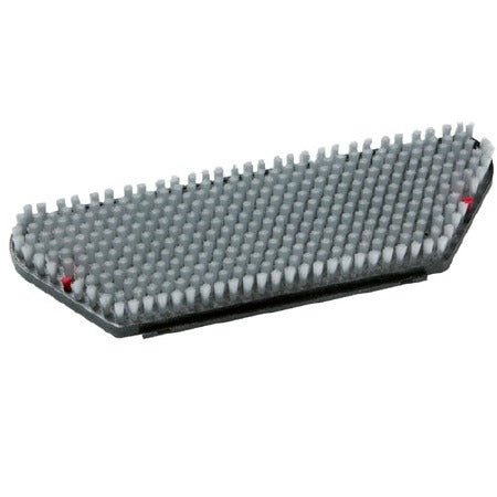 Uma visão de perto da escova de esfregar Diversey Nylon (45x15 cm) para swingo XP M-retangular, cinza com cerdas densamente embaladas e bordas vermelhas, escova de esfregar padrão Nylon (1 peça), ideal para a limpeza eficaz, sobre um fundo branco.