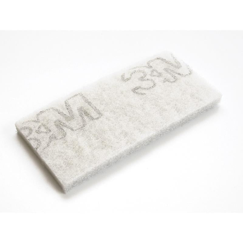 Um retângulo branco TASKI Jumbopad para aparelhos de limpeza de bordas da Diversey Deutschland GmbH & Co. OHG, desenvolvido para limpeza profissional, apresenta vários logotipos cinzas "3M" e é exibido sobre um fundo branco simples.