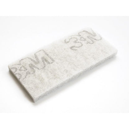 Um retângulo branco TASKI Jumbopad para aparelhos de limpeza de bordas da Diversey Deutschland GmbH & Co. OHG, desenvolvido para limpeza profissional, apresenta vários logotipos cinzas "3M" e é exibido sobre um fundo branco simples.