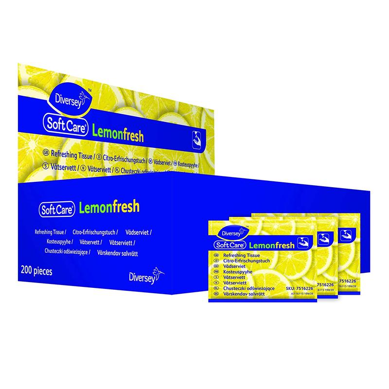 Eine blau-gelbe Schachtel der Diversey Deutschland GmbH & Co. OHG mit der Aufschrift "Soft Care Lemon Fresh - Erfrischungstuch" enthält 200 einzeln verpackte Reinigungstücher Hände. Auf der Vorderseite der Schachtel sind drei gelbe, nach Zitrone duftende Päckchen abgebildet.