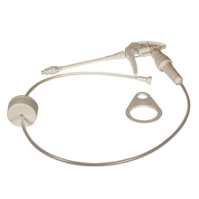 Uma cabeça de pulverização de espuma branca para uma garrafa de 2 L feita de plástico pela Diversey Deutschland GmbH & Co. OHG é mostrada com uma mangueira presa a um gatilho, posicionada ao lado da cabeça de pulverização redonda com um buraco, tudo sobre um fundo branco simples.