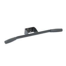 O TASKI Stossbügel pequeno, cabo pequeno da Diversey Deutschland GmbH & Co. OHG é um suporte metálico preto compacto com cabo ergonômico e extremidades emborrachadas, além de um suporte central para fácil montagem na parede ou sobre a superfície. Embalagem: 1 peça.