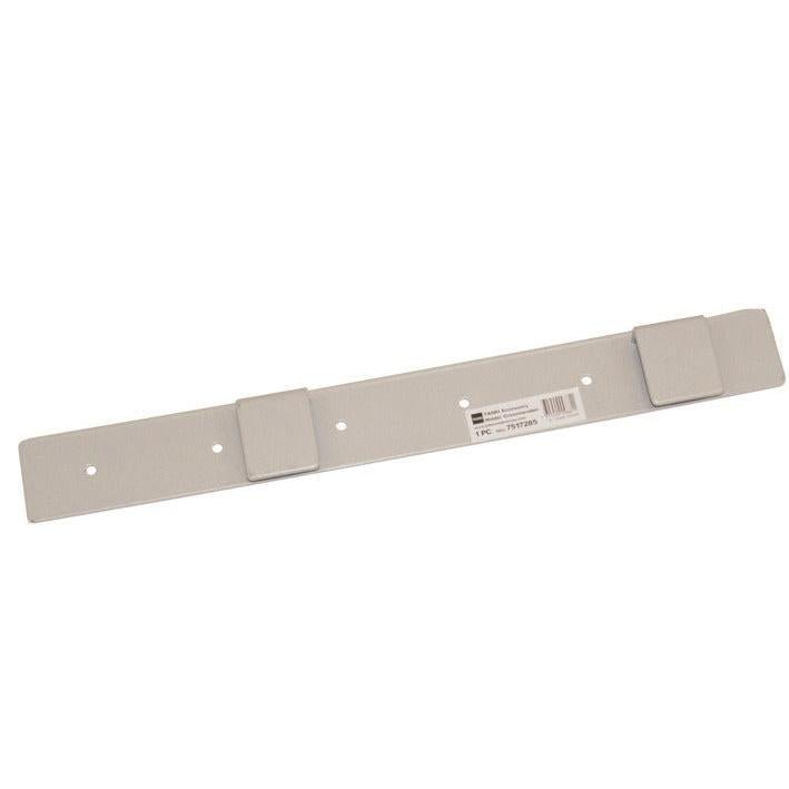Um suporte de acessórios TASKI de metal plano e retangular para travessa da Diversey Deutschland GmbH & Co. OHG, com quatro furos para parafusos e duas abas elevadas, ilustrado em fundo branco com etiqueta do produto. Ideal para equipes de limpeza e uso de equipamentos de limpeza manuais.