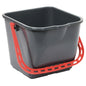 O balde TASKI 15L Vermelho da Diversey Deutschland GmbH & Co. OHG é um recipiente de plástico retangular com alça vermelha e escala interna, ideal para limpeza manual, fornecido vazio. Unidade de embalagem: 1 peça.