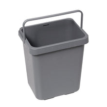 O balde TASKI de plástico cinza de 12 litros da Diversey Deutschland GmbH & Co. OHG, com alça e marcação de medição interna, está vazio em um fundo branco. Compatível com suporte para caixa de pano 7517270 ou 7517371. Embalagem: 1 unidade.