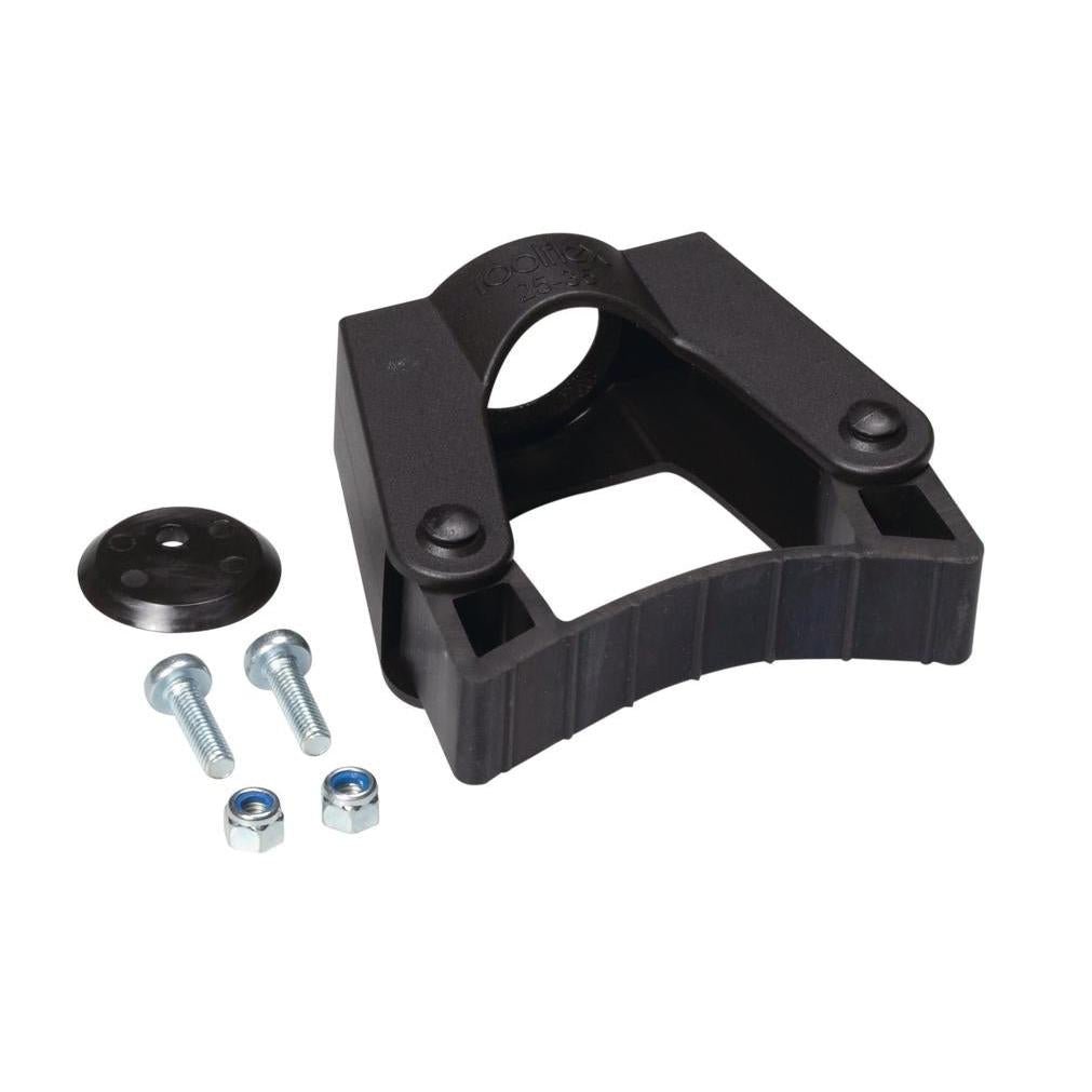O suporte de ferramentas TASKI Toolflex da Diversey Deutschland GmbH & Co. OHG é um suporte de montagem preto feito de plástico com um orifício superior redondo, mostrado com dois parafusos, duas porcas e uma tampa preta com três furos em fundo branco.