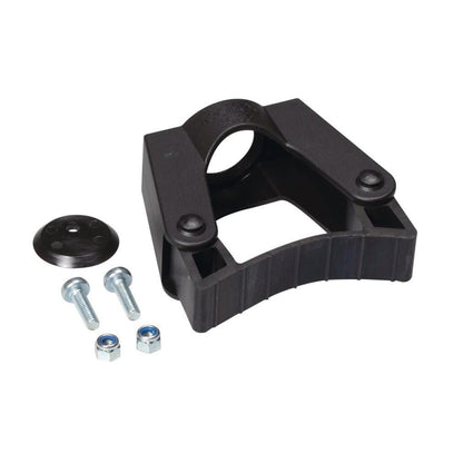 O suporte de ferramentas TASKI Toolflex da Diversey Deutschland GmbH & Co. OHG é um suporte de montagem preto feito de plástico com um orifício superior redondo, mostrado com dois parafusos, duas porcas e uma tampa preta com três furos em fundo branco.