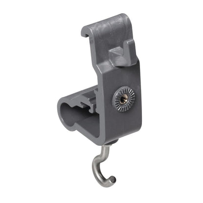 O suporte de acessórios TASKI da Diversey Deutschland GmbH & Co. OHG é um gancho cinza de plástico e metal com fenda de fixação e parafuso central de metal, projetado para conectar ou pendurar itens para a organização de utensílios de limpeza.
