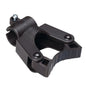 O suporte de cabo TASKI para fixação de tubo (20 mm) da Diversey Deutschland GmbH & Co. OHG é uma braçadeira de plástico preta com uma pega texturizada, dobradiça arredondada e pino de metal - ideal para a fixação manual de tubos (embalagem: 1 unidade).