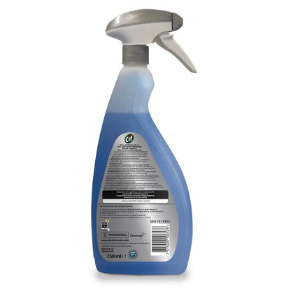 A garrafa de spray recarregável de 750 ml de Cif Professional Limpa Vidros e Multiusos da Diversey Deutschland GmbH & Co. OHG garante limpeza sem manchas com limpador azul e cabeça de spray com gatilho. O verso tem uma etiqueta com texto e códigos de barras.