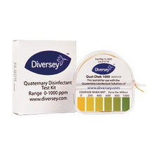 O Kit de Teste QUAT Diversey, 1 peça da Diversey Deutschland GmbH & Co. OHG, consiste em uma caixa branca e um recipiente redondo para tiras de teste com uma carta de cores que mostra as faixas de concentração de QUAT de 0 a 1000 ppm.