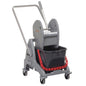O sistema de balde único TASKI Duo Mop (15L, vermelho) da Diversey Deutschland GmbH & Co. OHG possui carrinho, timão e prensa - ideal para limpeza profissional e aplicações comerciais pesadas. Embalagem: 1 peça.