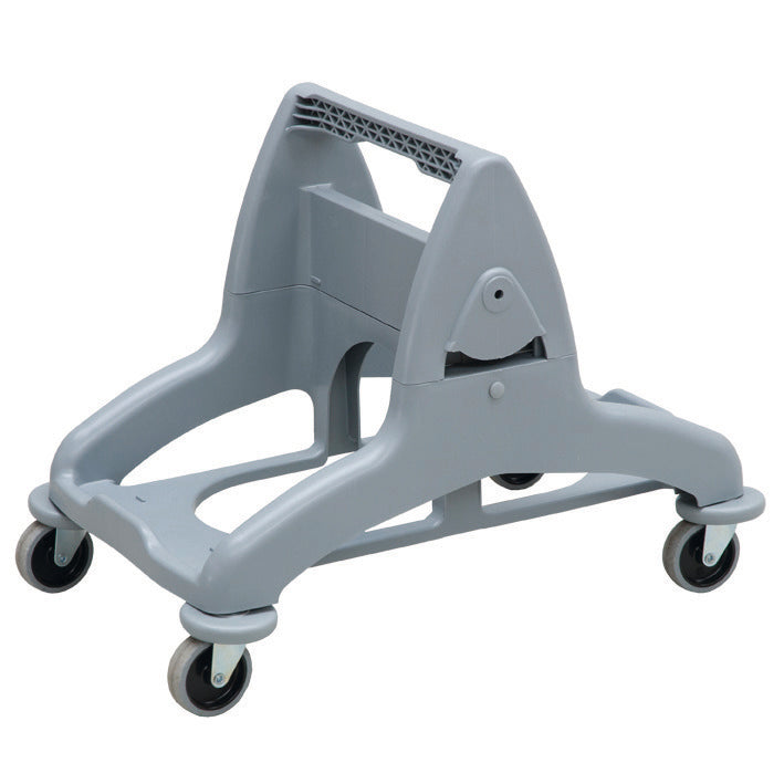 O chassis do sistema de dois baldes TASKI DuoMop da Diversey Deutschland GmbH & Co. OHG é um chassis de plástico cinza com quatro rodas giratórias e uma alça central alta, ideal para uso manual com grandes recipientes ou em tarefas de limpeza de pisos.