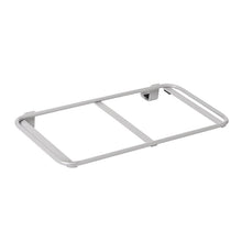 Uma estrutura metálica retangular prateada com duas hastes, montada em uma parede branca, serve como extensão de saco de lixo ou saco de lavagem para o suporte do carrinho TASKI Nano da Diversey Deutschland GmbH & Co. OHG (pacote de 1 peça).