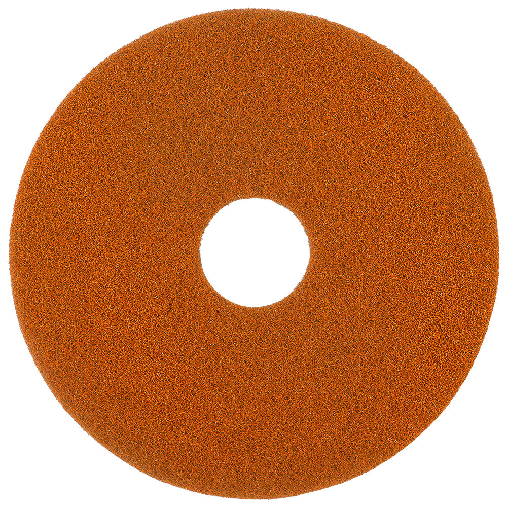 O Twister Pad laranja para pavimentos de pedra da Diversey Deutschland GmbH & Co. OHG é uma almofada de pavimento redonda, laranja, com um buraco central e uma superfície estruturada com diamantes, ideal para a limpeza de pavimentos de pedra, ilustrado sobre fundo branco.