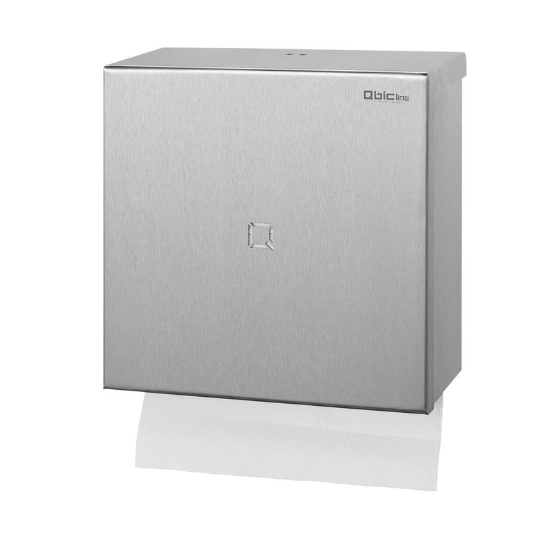 O dispensador de toalhas de mão dobráveis QBic em aço inoxidável da Diversey Deutschland GmbH & Co. OHG é montado na parede, retangular, trancável e distribui toalhas de papel na parte inferior. Um pequeno logotipo está localizado no canto superior direito do dispensador.