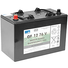Um bloco de tração de bateria preto 12V/76Ah bateria de gel da Diversey Deutschland GmbH & Co. OHG, sem manutenção com terminais vermelhos/pretos e símbolos de segurança/reciclagem em etiqueta branca. Tensão de operação: 12V, Capacidade: 76Ah. Embalagem (1 peça).