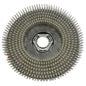 Uma imagem de close-up da escova de esfregar Standard (38 cm) para swingo XP R da Diversey Deutschland GmbH & Co. OHG, com suas cerdas densamente embaladas em círculos concêntricos, ideal para a limpeza eficiente de pisos duros. Embalagem: 1 peça.