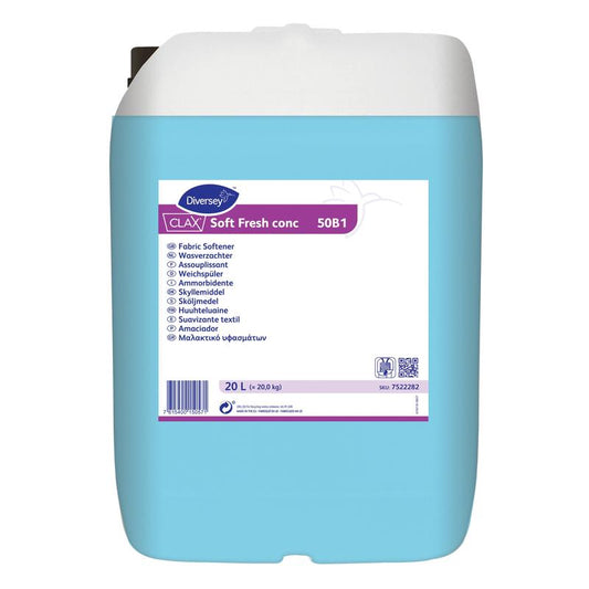 Ein blauer 20-Liter-Kanister Clax Soft Fresh conc 50B1, ein konzentrierter Weichspüler mit frischem Duft von Diversey Deutschland GmbH & Co. OHG, ideal für gewerbliche Wäschereien, mit mehrsprachiger Produktinformation.