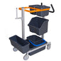 O TASKI Nano Trolley para Procarpet da Diversey Deutschland GmbH & Co. OHG possui 4 recipientes cinzentos de diferentes tamanhos, um recipiente com pega azul, uma estrutura superior laranja e rodízios - ideal para a limpeza de carpetes e uso manual.