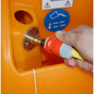 Uma mão conecta uma mangueira a uma peça de conexão vermelha e cinza com um encaixe de metal em um TASKI swingo 2100 ?icro AquaStop laranja da Diversey Deutschland GmbH & Co. OHG. Um adesivo azul próximo indica uma temperatura máxima de 60°C/140°F.