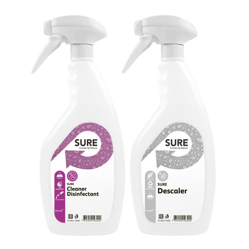 Na imagem estão dois frascos de spray de gatilho brancos da Diversey Deutschland: um com a inscrição "SURE Cleaner Desinfectant" e um rótulo violeta, o outro com "SURE Descaler" e um rótulo cinza. Ambos os frascos têm sprays de gatilho.