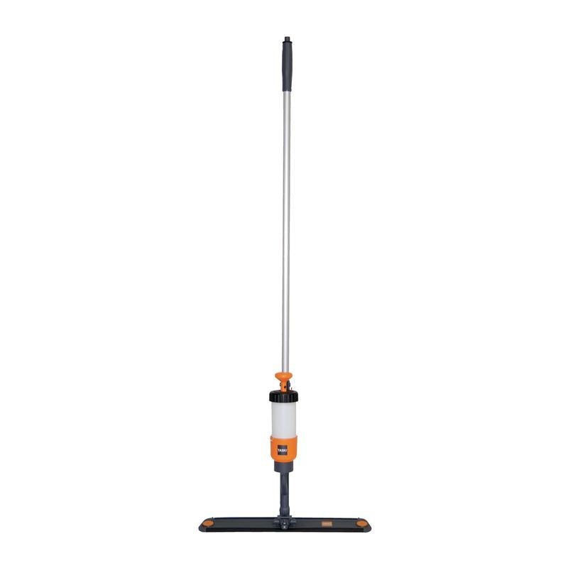 O dispositivo de mop spray TASKI VersaPlus 2.0 (60 cm) da Diversey Deutschland possui um cabo de metal, um gatilho de bomba laranja, uma garrafa de líquido transparente perto do cabo, uma almofada retangular com suporte de velcro para fácil fixação; embalagem contém 1 peça.