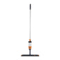 O dispositivo de mop spray TASKI VersaPlus 2.0 (60 cm) da Diversey Deutschland possui um cabo de metal, um gatilho de bomba laranja, uma garrafa de líquido transparente perto do cabo, uma almofada retangular com suporte de velcro para fácil fixação; embalagem contém 1 peça.