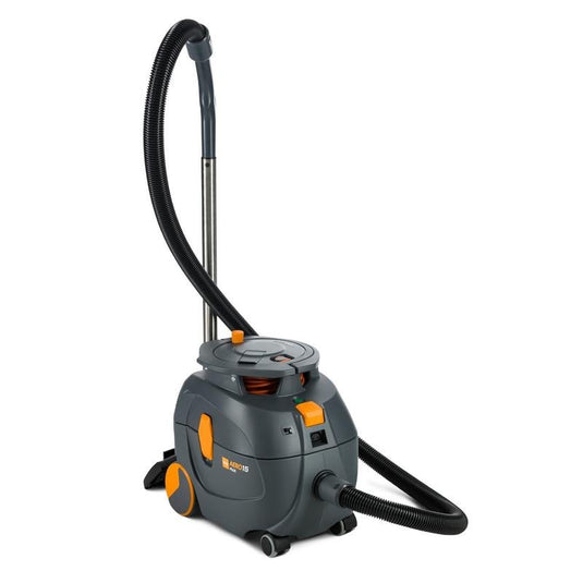 O TASKI AERO 15 PLUS da Diversey Deutschland GmbH & Co. OHG é um aspirador de caldeira compacto, potente e silencioso, com um acessório (1 unidade), ideal para uma limpeza silenciosa, ilustrado sobre um fundo branco.