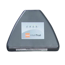 Uma caixa preta triangular Diversey TASKI IntelliTrail com luzes indicadoras (A-D) aparece em um fundo branco e destaca a gestão de frota GPS baseada na web para monitoramento em tempo real de máquinas TASKI e não-TASKI.