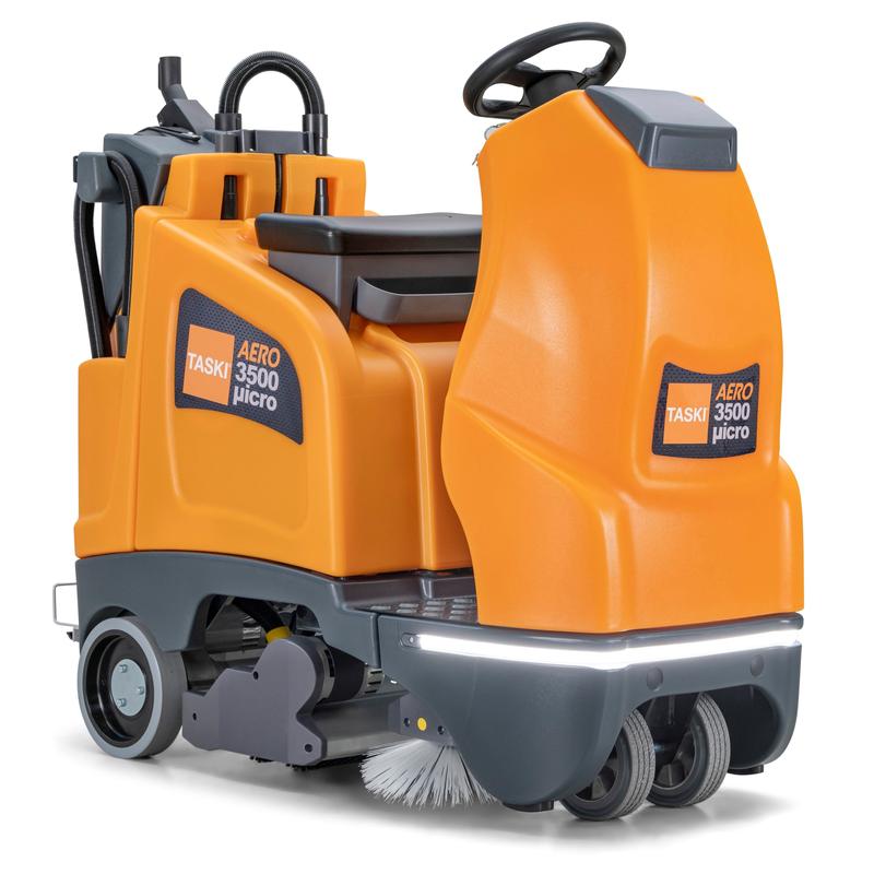 A TASKI AERO 3500µicro B da Diversey Deutschland GmbH & Co. OHG é uma micro varredora com operador a bordo compacta e movida a bateria, com tração, assento, volante, escovas de limpeza e compartimentos de armazenamento. Baterias incluídas (sem carregador externo).