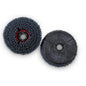 Duas escovas Longlife redondas e pretas (22,5 cm/8,5") da Diversey, lado das cerdas ilustrado com anel vermelho e parte traseira plana com orifício de fixação. Entregue numa caixa com 2 unidades para TASKI swingo 250µicro como escovas de substituição.