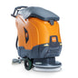 Uma máquina de limpeza e aspiração TASKI ULTIMAXX 1900 SD43 Performance laranja-cinza da Diversey, com tração nas rodas, tanque de 42L, disco único de 43cm, rodas, alça e adesivo "TASKI" na parte traseira. Embalagem: 1 unidade.