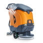 A TASKI ULTIMAXX 1900 SD43 Performance EBU da Diversey Deutschland é uma máquina de limpeza de próxima geração com tração nas rodas, tanque de 42L, disco único de 43cm, punho traseiro ergonômico, raspador lateral e design marcante em laranja/cinza.