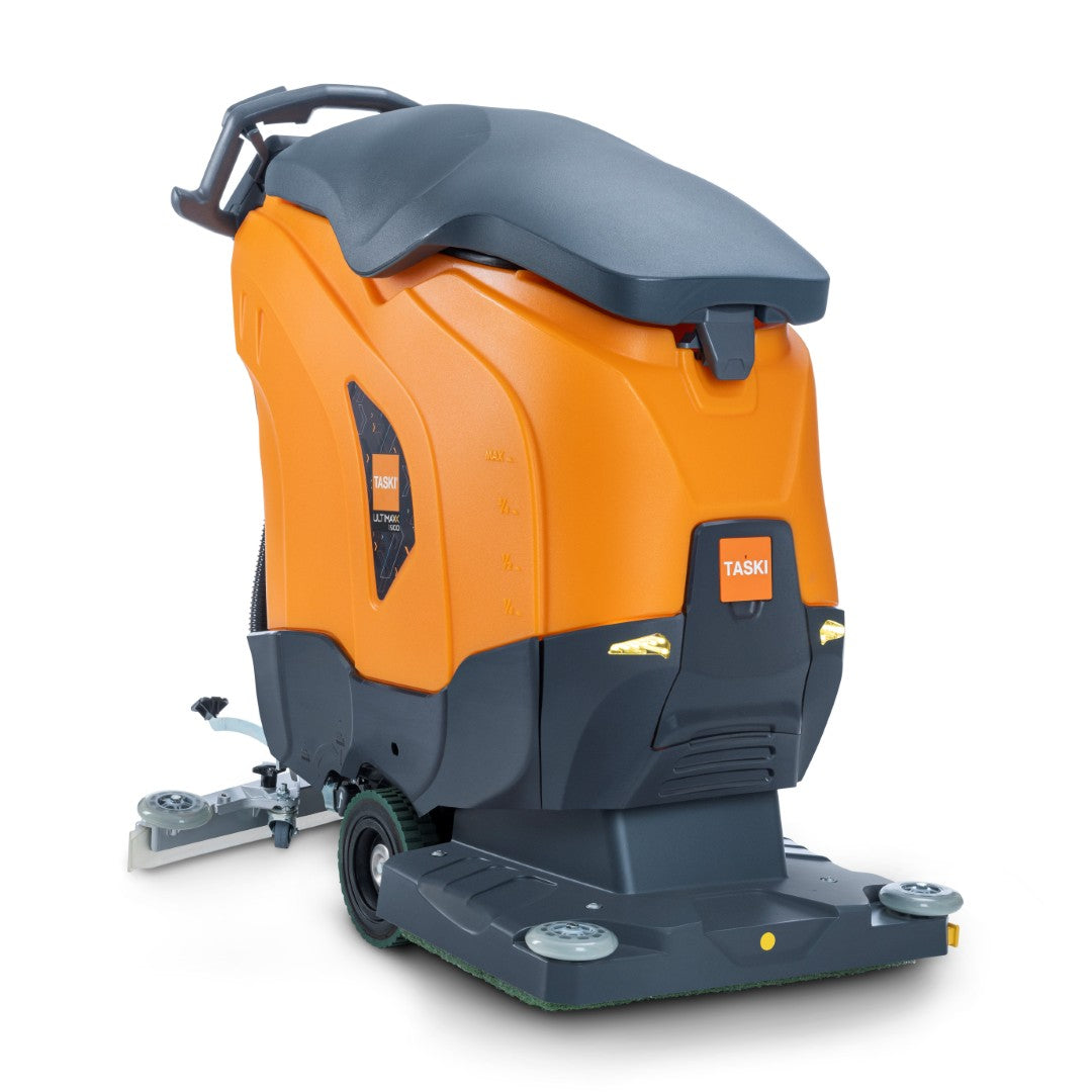 A TASKI ULTIMAXX 1900 OB50 Performance BMS 13A EBU da Diversey Deutschland é uma máquina de limpeza de pisos laranja/preta da próxima geração com tração nas rodas, tanque de 42L, plataforma orbital de 50cm, rodas, alça e escovas laterais - vista aqui por trás.