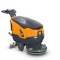 A TASKI ULTIMAXX 900 SD50 P da Diversey Deutschland é uma máquina de limpeza a seco laranja e cinza, sem motor, com alavanca de controle, duas rodas grandes, um tanque de 20L e um disco único frontal de 50cm sobre um fundo branco.