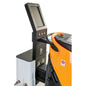 Um painel de controle de tela sensível ao toque está ao lado de um TASKI GS Ecobot 50P laranja-cinza com mangueira, adesivo de proibição de fumar e a estação de serviço TASKI GS 50 da Diversey para carregamento combinado de eletricidade e água. (1 pacote).
