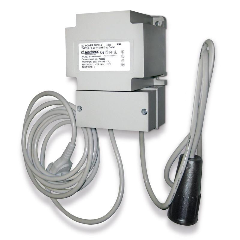 O Orkla Wound Care AB Trafo 14,0 V DC para armário aquecido (REF 790400) é uma fonte de alimentação montada na parede com cabos fixos, ficha cilíndrica preta e uma placa de identificação na caixa cinza retangular. É fornecido numa embalagem (cartão).