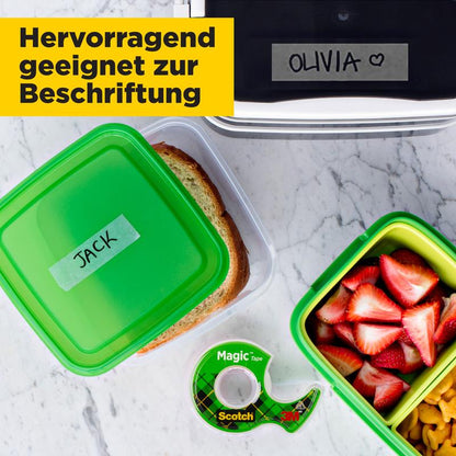 Em uma superfície branca estão recipientes de sanduíches e lanches rotulados, bem como um rolo de fita adesiva invisível Scotch® Magic™ 8-1925R3 da 3M Deutschland GmbH. Texto: "Excelente para rotulagem."